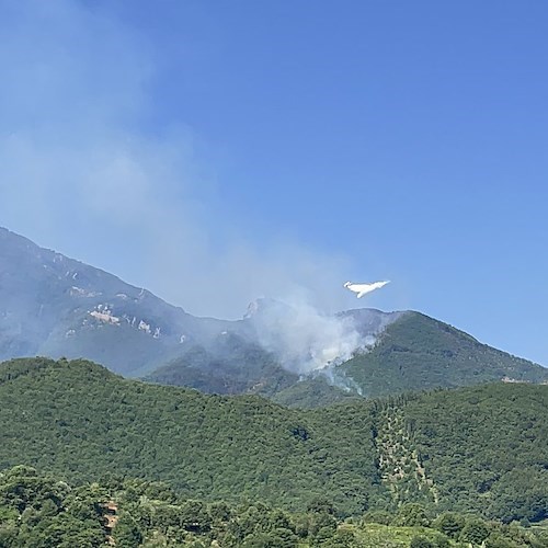Incendio a Tramonti, due elicotteri e un canadair in azione /FOTO e VIDEO