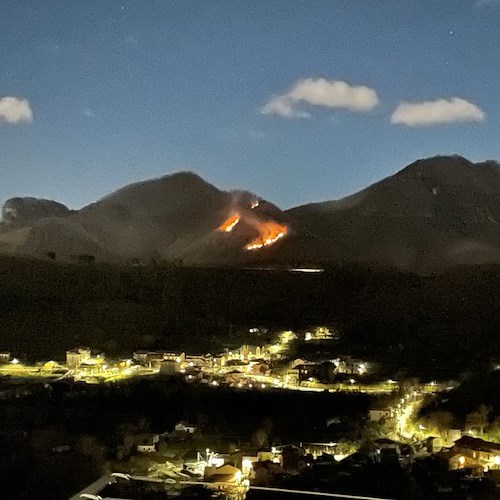 Incendio a Tramonti: fiamme alimentate dal vento, impossibile intervenire 