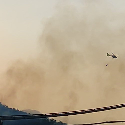 Incendio a Tramonti, i piromani tornano a colpire la parte alta della Costa d'Amalfi /foto