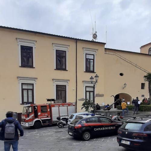Incendio al Comune di Amalfi: fiamme circoscritte a ufficio anagrafe. Salvo archivio storico
