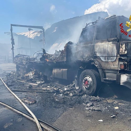 Incendio alla "Sud Frutta Nocerina": evitato il peggio grazie all'intervento dei vigili del fuoco