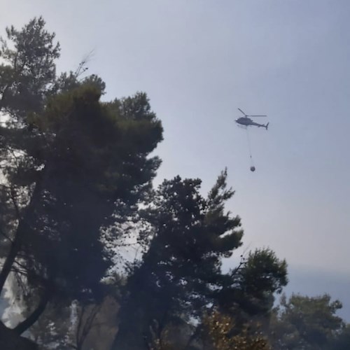 Incendio Capo d'Orso, elicotteri in azione: Statale Amalfitana chiusa a intervalli per consentire i lanci d'acqua [FOTO-VIDEO]