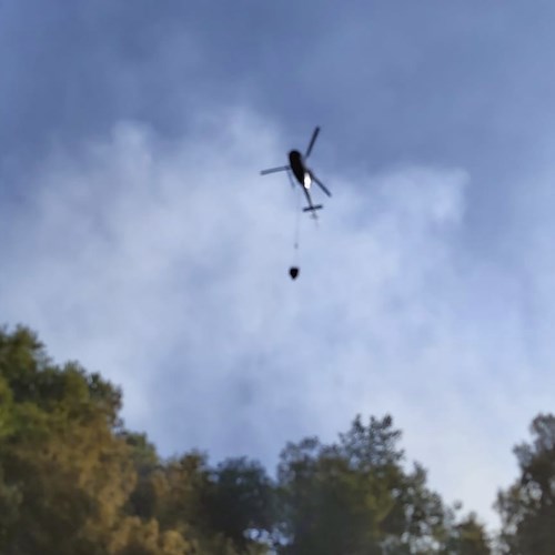 Incendio Capo d'Orso, elicotteri in azione: Statale Amalfitana chiusa a intervalli per consentire i lanci d'acqua [FOTO-VIDEO]