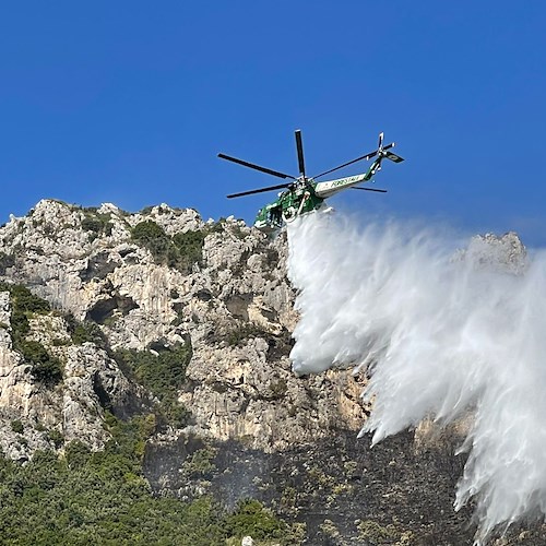 Incendio Costa d'Amalfi, elicotteri in azione a Capo d'Orso. Fiamme minacciano SS163 [FOTO-VIDEO]