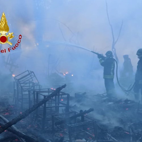 Incendio danneggia struttura turistica a San Mauro Cilento: nessun ferito
