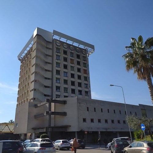 Incendio in ascensore all’Ospedale “Ruggi” di Salerno, polemiche per carenze servizio antincendio