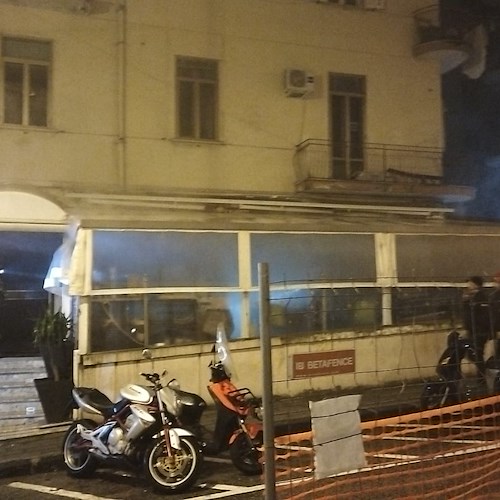 Incendio in via Carmine a Salerno. Corto Circuito nella cucina di un bar /foto