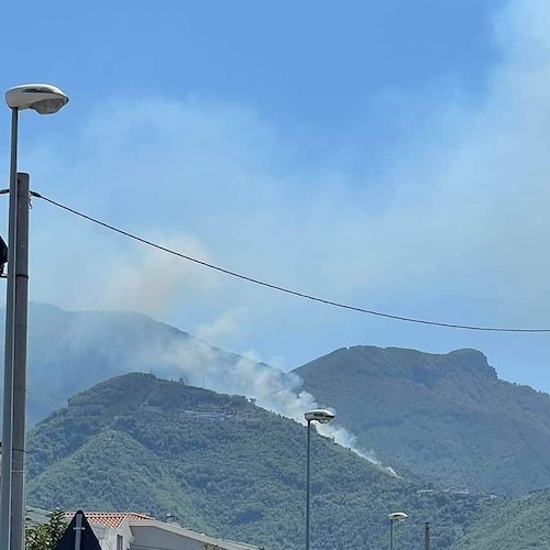 Incendio lungo la SP2 sotto il ristorante “Valleverde”, Sindaco Corbara sconsiglia transito veicoli