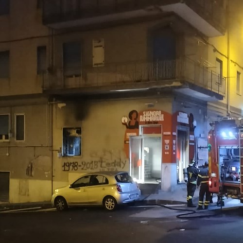 Incendio nella notte a Salerno, in fiamme pizzeria a rione Petrosino 