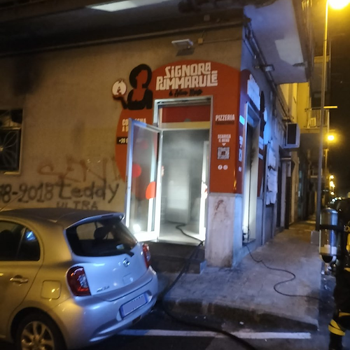 Incendio nella notte a Salerno, in fiamme pizzeria a rione Petrosino 