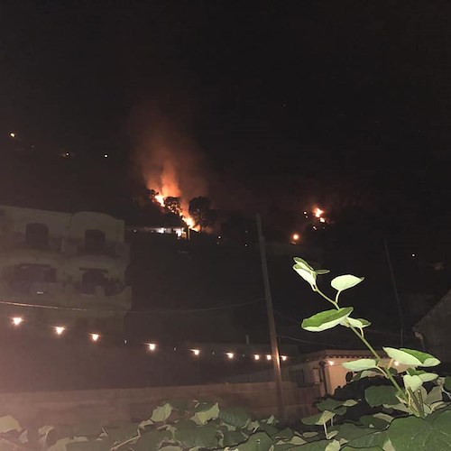 Incendio nella notte tra Conca dei Marini e Tovere, determinante intervento di Vigili del Fuoco e Millenium [FOTO]