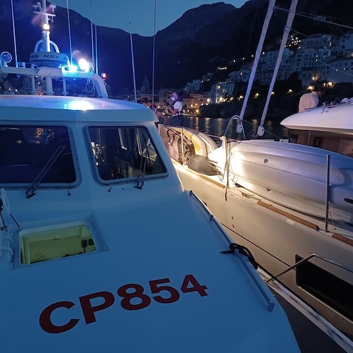 Incendio su catamarano al largo di Amalfi, tre stranieri portati in salvo dalla Guardia Costiera 