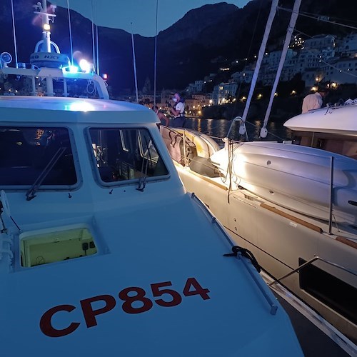 Incendio su catamarano al largo di Amalfi, tre stranieri portati in salvo dalla Guardia Costiera 