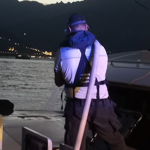 Incendio su catamarano al largo di Amalfi, tre stranieri portati in salvo dalla Guardia Costiera 