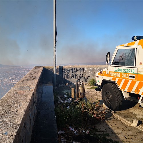 Incendio sulla Chiunzi-Corbara: fiamme generate da materiale pirotecnico inesploso [FOTO-VIDEO]
