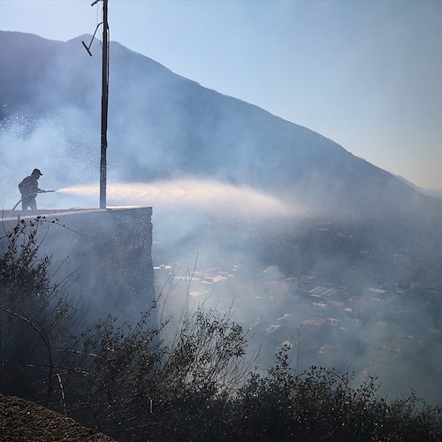 Incendio sulla Chiunzi-Corbara: fiamme generate da materiale pirotecnico inesploso [FOTO-VIDEO]