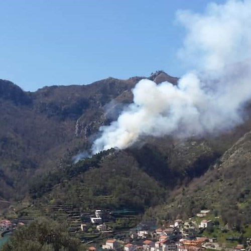 Incendio tra le montagne di Tramonti, donna soccorsa in elicottero