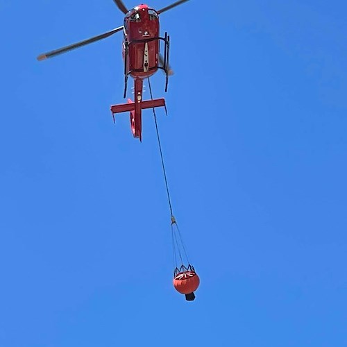 Incendio tra le montagne di Tramonti, donna soccorsa in elicottero