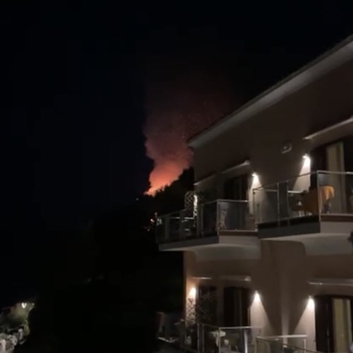 Incendio vegetazione a Praiano, apprensione per residenti e turisti