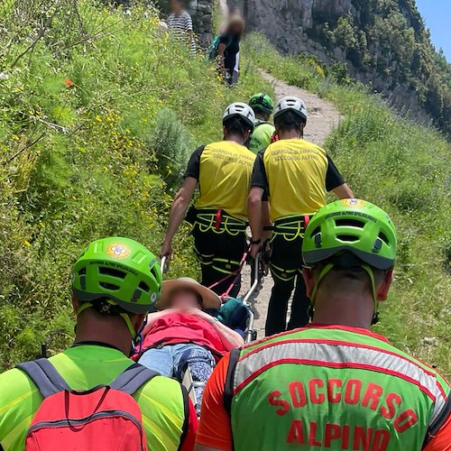 Inciampa e si ferisce alla gamba sul Sentiero degli Dei, Soccorso Alpino accompagna turista all'ambulanza