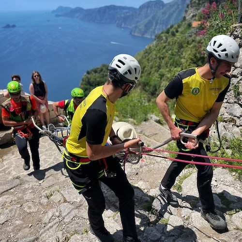 Inciampa e si ferisce alla gamba sul Sentiero degli Dei, Soccorso Alpino accompagna turista all'ambulanza