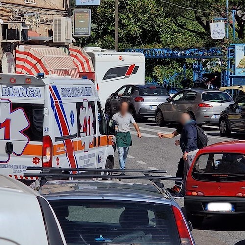 Incidente a Castiglione: auto investe scooter mentre è in retromarcia, nessun ferito