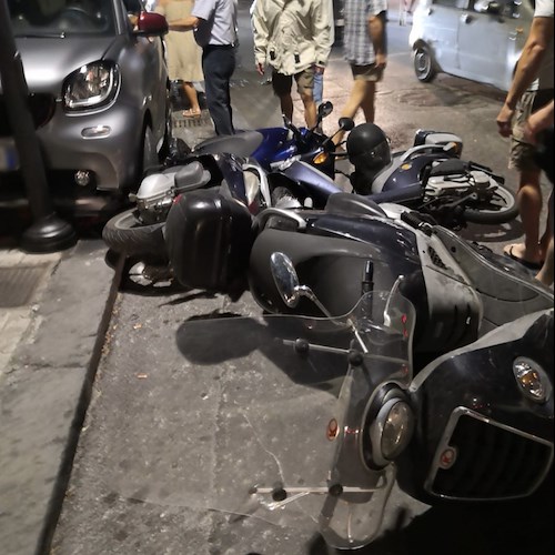 Incidente a Maiori: auto esce fuori strada e travolge moto e scooter [FOTO]