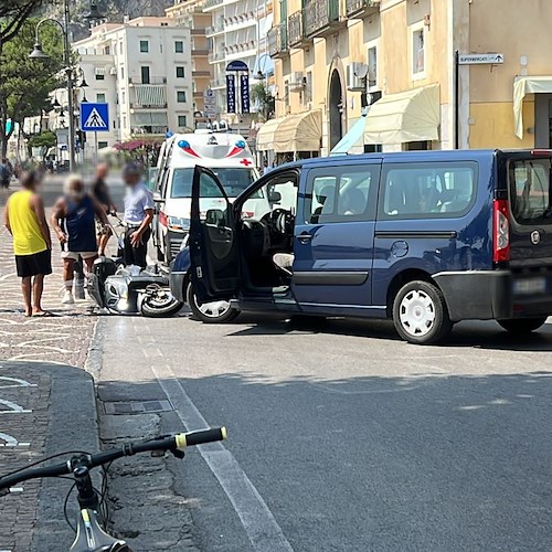 Incidente a Maiori tra scooter e minivan: donna a terra /FOTO