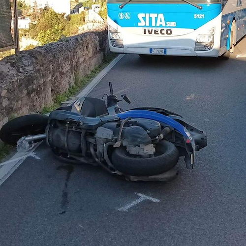 Incidente a Minori, scooter contro camion: nessun ferito 