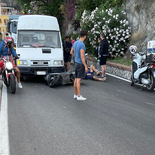 Incidente a Minori, scooter impatta contro un furgone sulla Statale
