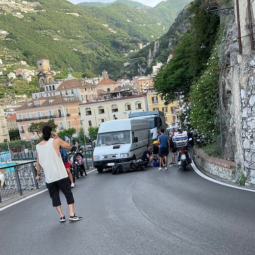 Incidente a Minori, scooter impatta contro un furgone sulla Statale