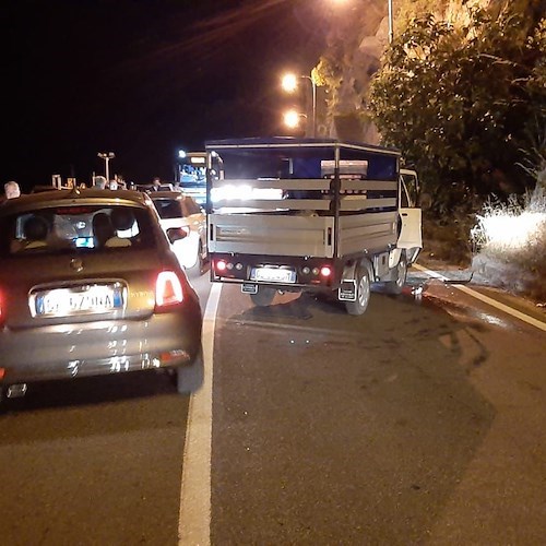 Incidente a Positano, turisti effettuano inversione a U causando un tamponamento /foto