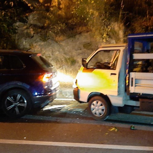 Incidente a Positano, turisti effettuano inversione a U causando un tamponamento /foto