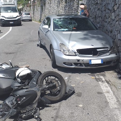 Incidente a Praiano: auto contro scooter. In due in ospedale [FOTO]