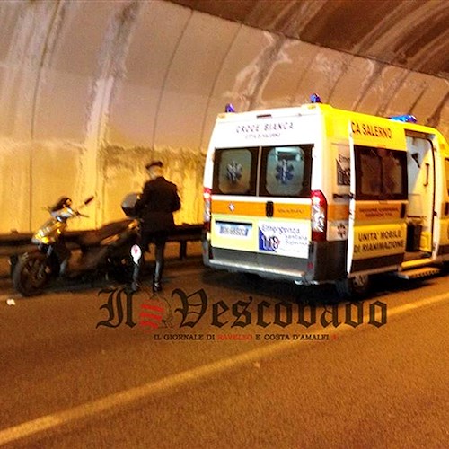 Incidente a Ravello: scooter contro guard rail in galleria. Due turisti pugliesi in ospedale /FOTO