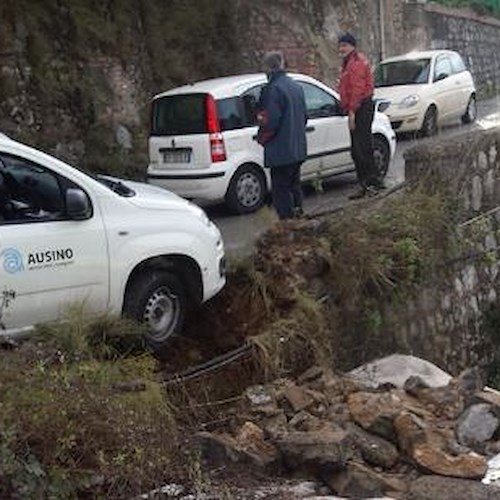 Incidente a Tramonti, auto dell'Ausino sfonda un parapetto [FOTO]