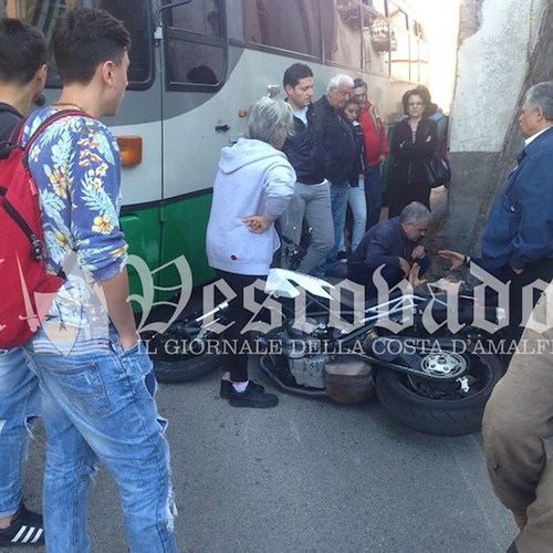 Incidente a Tramonti: moto contro autobus. Ferito centauro /FOTO