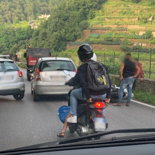 Incidente a Tramonti sulla SP2, coinvolti scooter e automobile /FOTO
