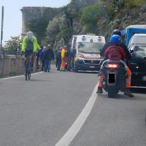Incidente ad Amalfi, coinvolti auto e scooter. Ferito 47enne di Ravello [FOTO]