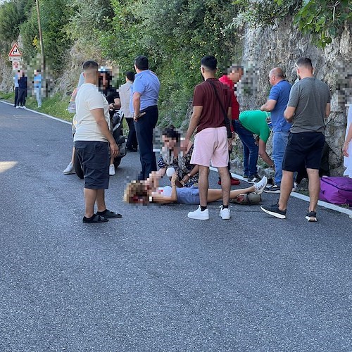 Incidente ad Amalfi: scooter investe turista che attraversava la strada, è cosciente