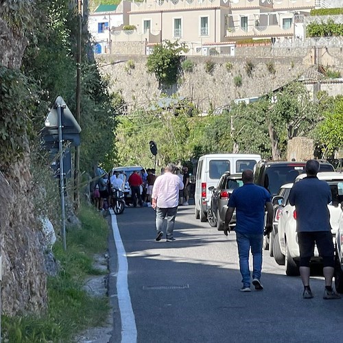 Incidente ad Amalfi: scooter investe turista che attraversava la strada, è cosciente