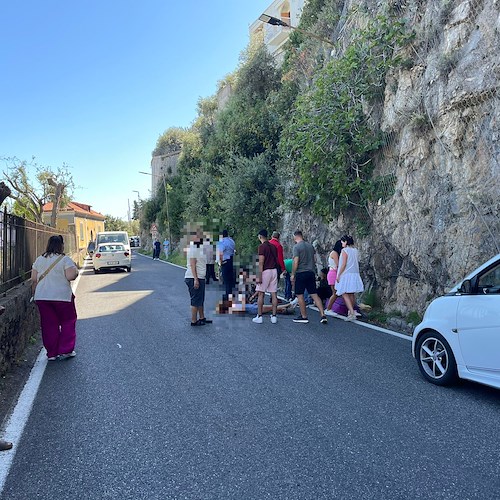 Incidente ad Amalfi: scooter investe turista che attraversava la strada, è cosciente