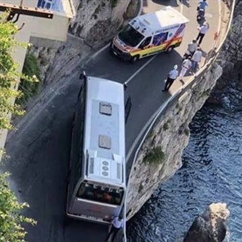 Incidente di Amalfi, ritirata la patente all'autista del bus
