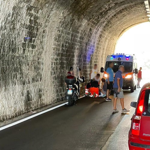 Incidente in galleria a Praiano, turista perde il controllo dello scooter e finisce sull'asfalto /FOTO