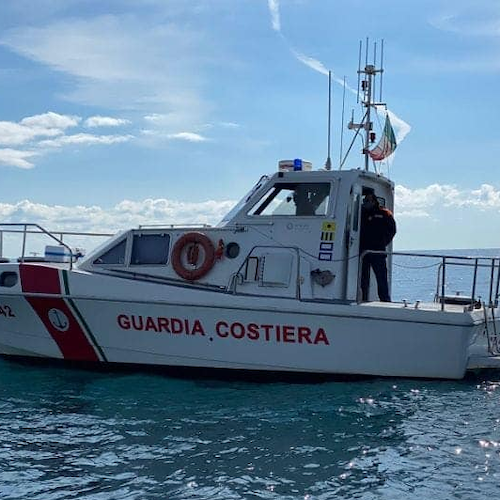 Incidente nel mare della Penisola Sorrentina, motoscafo investe e affonda barca da pesca 