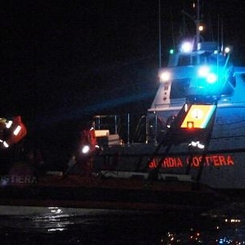 Incidente nella notte ad Amalfi, la strada è chiusa: 15enne trasferito via mare all'ospedale di Salerno
