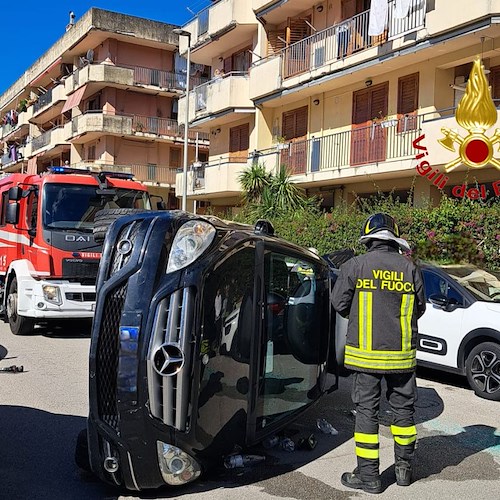  Incidente stradale a Salerno: auto si ribalta nel quartiere Sant'Eustachio /FOTO