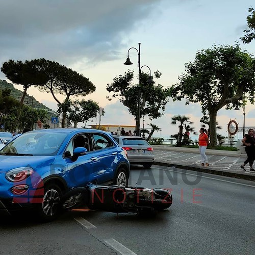 Incidente sul lungomare di Maiori: coinvolti un'auto e uno scooter /Foto