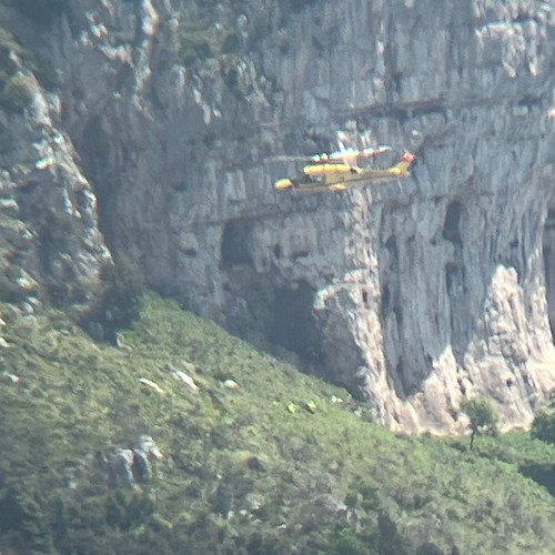 Incidente sul Sentiero degli Dei: escursionista salvata da eliambulanza e Soccorso Alpino