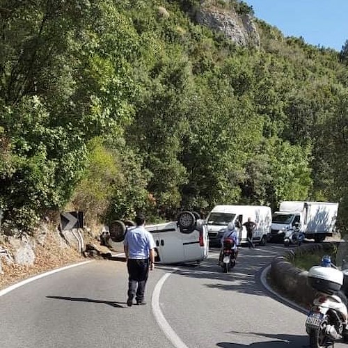 Incidente sull'Amalfitana: furgone si ribalta a Capo d'Orso [FOTO]
